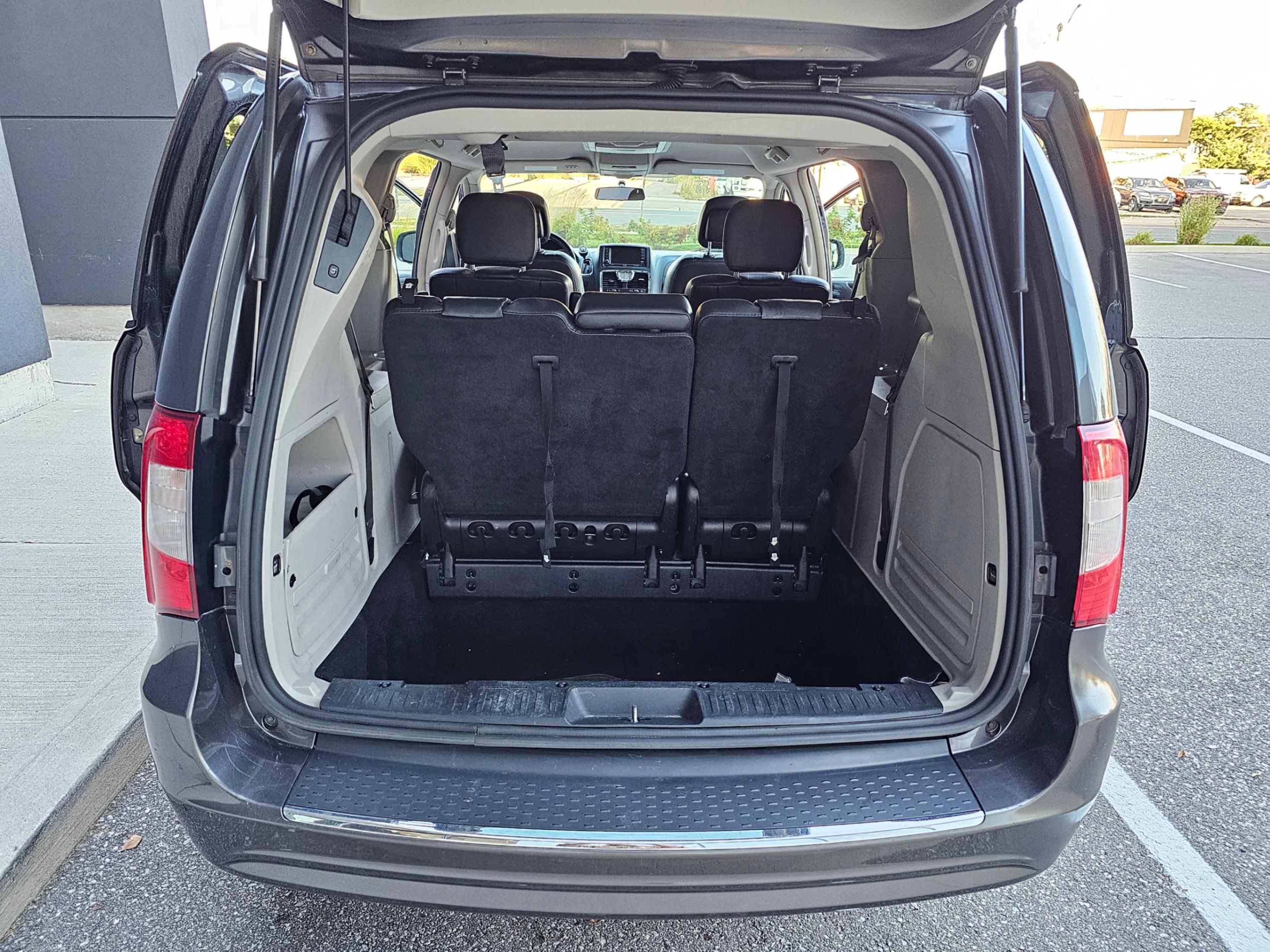 /todaysautosalesandservice/2016-Chrysler-Town&-7445535720177756.jpg