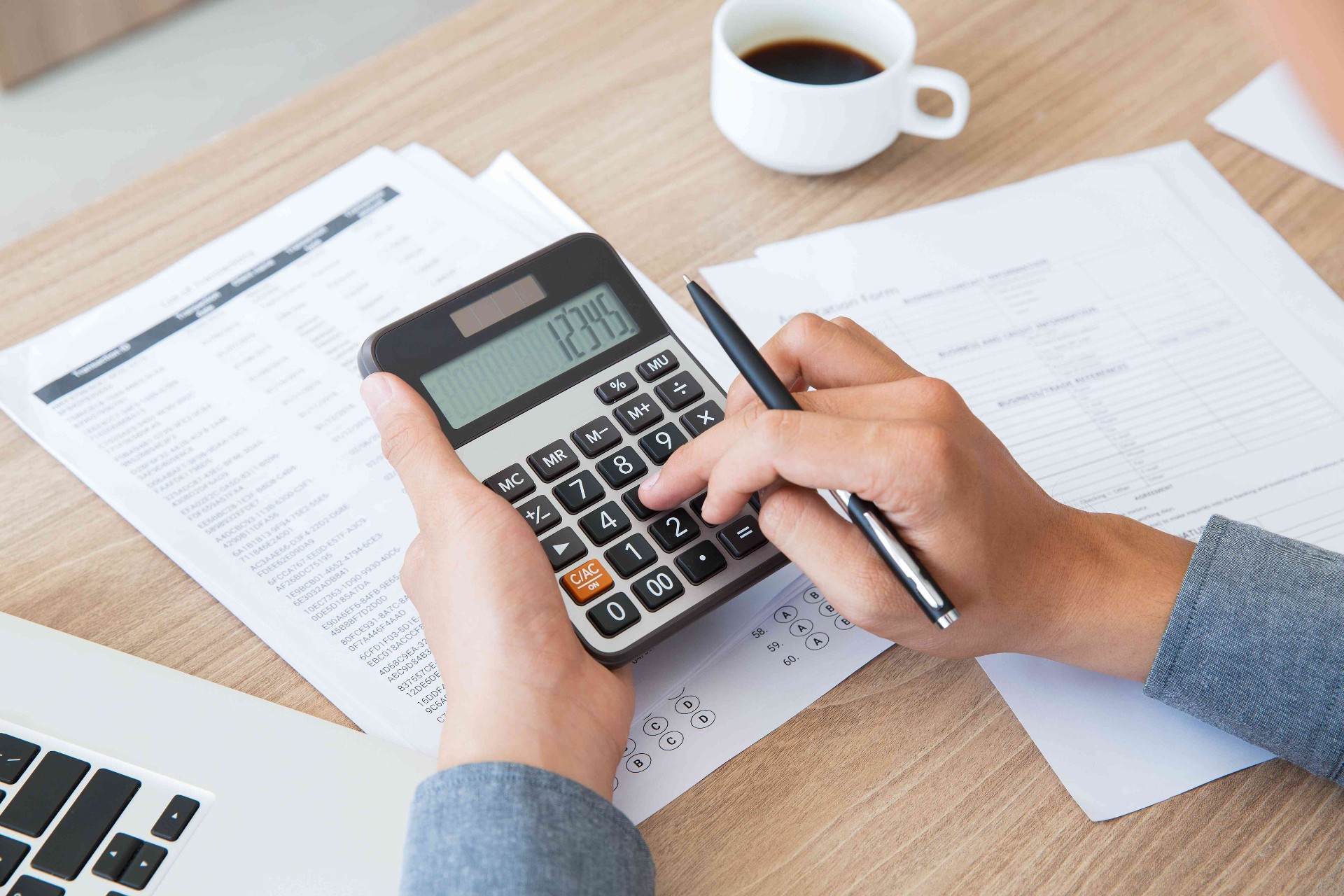 /yoyoautocentreltd/3646508955965553-finance-accounting-paper-desk-using.jpg