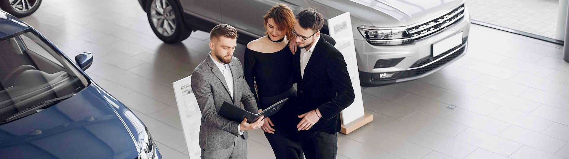 /yoyoautocentreltd/6221168964554551-stylish-elegant-couple-car-salon.jpg